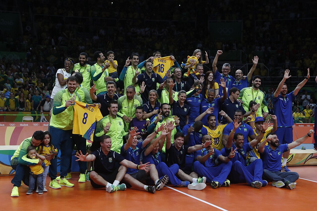 Fernando Frazão/Agência Brasil - http://agenciabrasil.ebc.com.br/rio-2016/foto/2016-08/brasil-e-ouro-no-volei-masculino Rio de Janeiro - Seleção brasileira de vôlei ganha medalha de ouro ao vencer a Itália na final dos Jogos Olímpicos Rio 2016 no Maracanãzinho (Fernando Frazão/Agência Brasil) Brazil men's volleyball team